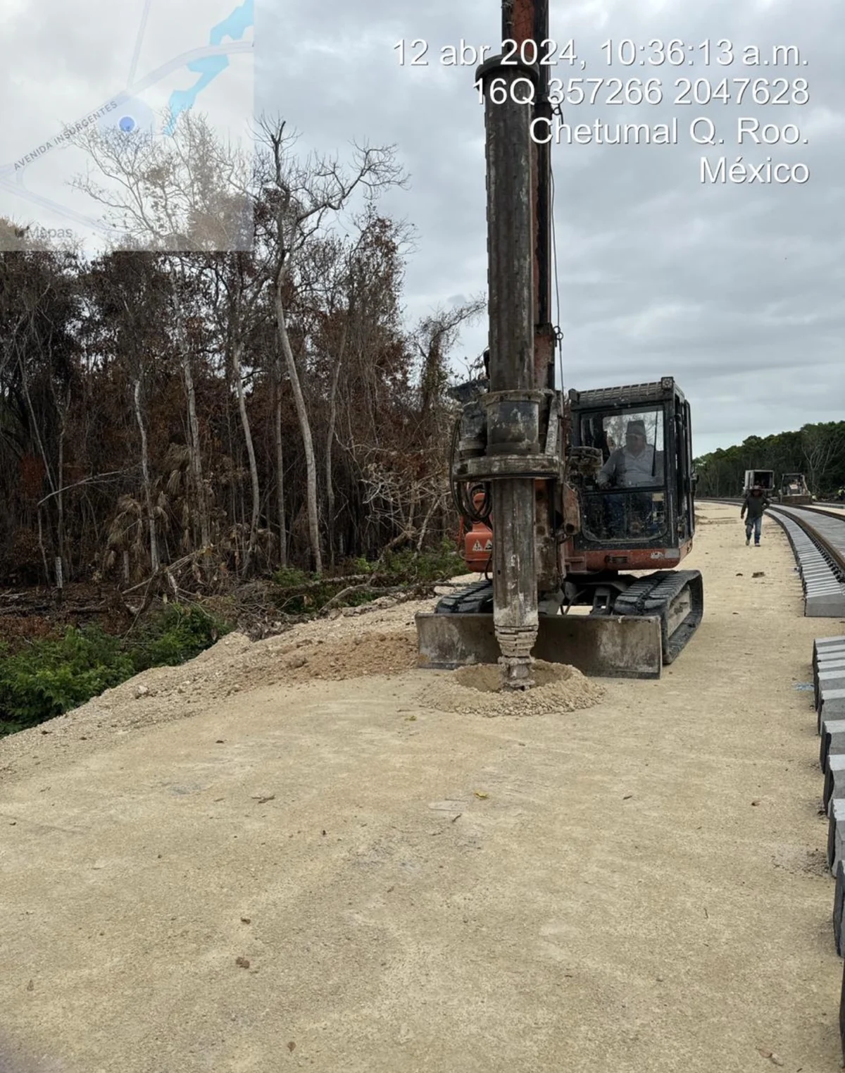 Drilling with a tracked rig for overhead line poles · Tren Maya