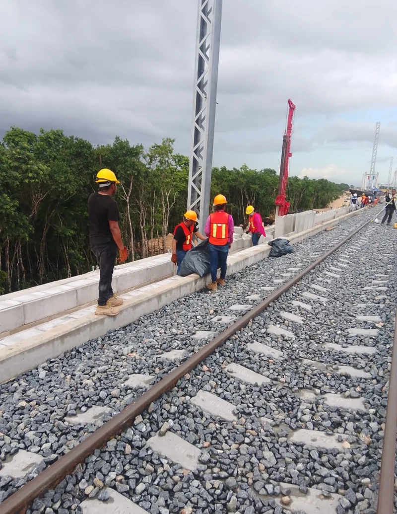Installation of steel overhead line poles on the viaduct · Tren Maya